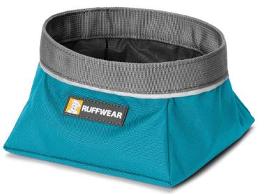 Sammenklappelig turkis hundeskål med grå kant og Ruffwear-logo. Let at pakke og transportere.