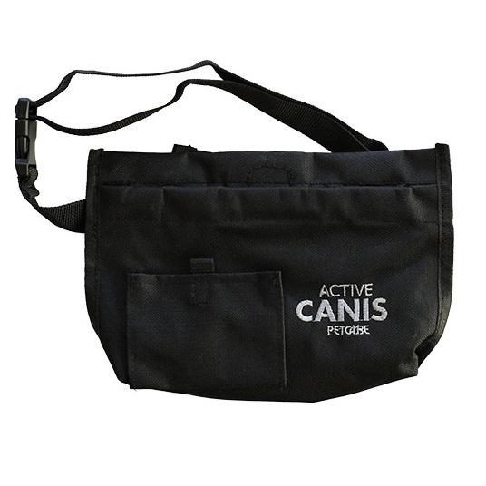 Sort godbidtaske med "ACTIVE CANIS" logo, lomme foran og justerbar bælte med plastspænde.