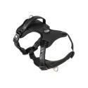 Sort hundesele med polstring, justerbare stropper og reflekterende syninger for synlighed.