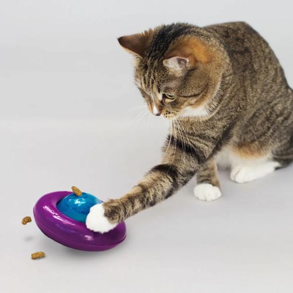 Cat Gyro fra KONG – Godbidsbold med katteurt og klokke